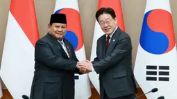 Kedua pemimpin negara tersebut akan membahas kerja sama strategis, terutama di bidang Artificial Intelligence (AI) atau Kecerdasan Buatan, energi (PLTN), pertahanan, dan investasi. Tampak dalam foto, Presiden Republik Indonesia, Prabowo Subianto (kiri) bersama Presiden Korea Selatan Lee Jae-myung bersalaman untuk foto bersama saat pertemuan mereka di kantor kepresidenan di Seoul pada 1 April 2026. (YONHAP/AFP)