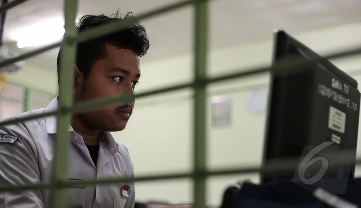 Siswa mengikuti Ujian Nasional (UN) berbasis komputer atau "computer based test" (CBT) di SMA 70 Jakarta, Senin (13/4/2015). Sebanyak 585 sekolah menjadi percontohan untuk menjalankan UN berbasis komputer di seluruh Indonesia. (Liputan6.com/Faizal Fanani)