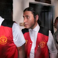 Ditangkap karena kasus narkotika pada beberapa bulan lalu, penyanyi tampan Marcello Tahitoe akhirnya menjalani sidang perdananya. Namun sayangnya, sang kekasih, Aurelie Moeremans tak menemaninya. (Adrian Putra/Bintang.com)