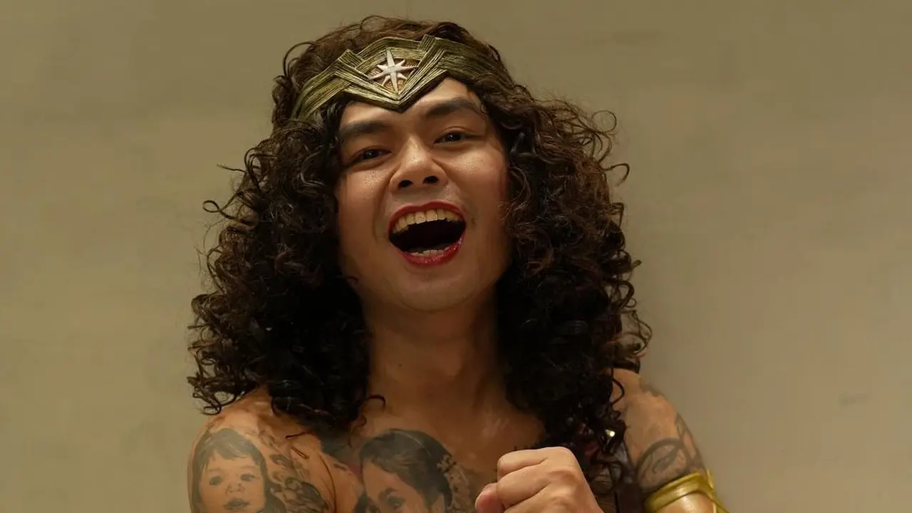 Wendi Cagur pakai kostum Wonder Woman (Instagram/t_orasudi_ro))