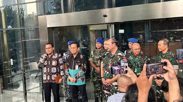 Wakil Ketua Komisi Pemberantasan Korupsi (KPK) Johanis Tanak meminta maaf kepada pihak TNI lantaran menetapkan Kepala Basarnas Marsekal Madya Henri Alfandi sebagai tersangka