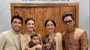 Pamer senyum manis dan rambut yang disanggul membuat calon adik ipar Aurel Hermansyah ini makin pancarkan pesona. Sudah sama-sama dilamar kekasih, Aaliyah Massaid dan Sarah Menzel kini memang sedang jadi perhatian. Foto bareng Azura dan tak lupa gandeng kekasih ketika berfoto, Aaliyah dan Sarah Menzel disebut sudah cocok untuk menjadi ibu. (Liputan6.com/IG/@ssarah_menzel)