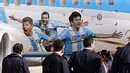 Gambar tiga punggawa Timnas Argentina, Sergio Aguero, Gonzalo Higuain dan Lionel Messi (dari kiri ke kanan) menghiasi badan pesawat Aerolineas Argentinas di Bandara Ezeiza, Buenos Aires, (3/6/2014). (REUTERS/Marcos Brindicci)