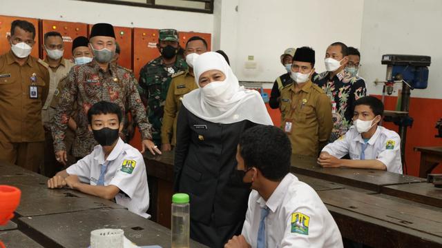 Khofifah saat meninjau proses belajar di sekolahan di Jatim. (Dian Kurniawan).