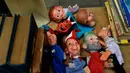 Sejumlah boneka terlihat di toko milik Manuel Mosquera di "Pulgas' Market'' di Pamplona, Spanyol utara, (2/3). (AP Photo/Alvaro Barrientos)