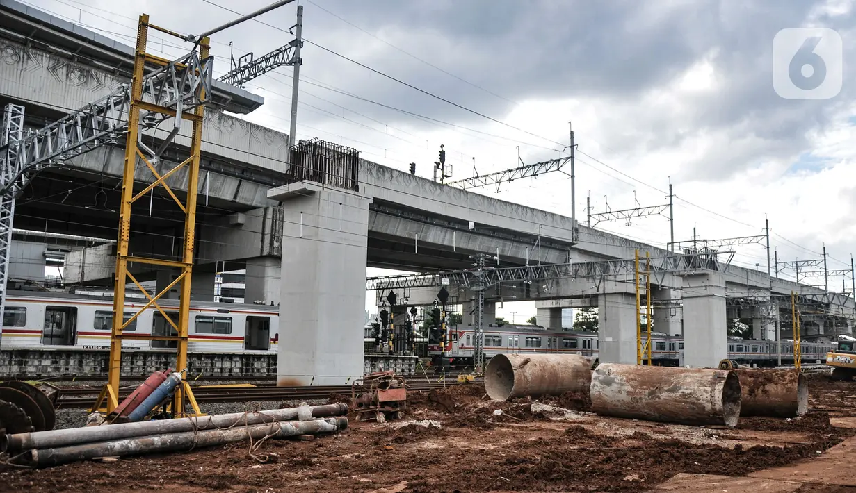 Aktivitas pekerja saat menyelesaikan pembangunan Stasiun Manggarai, Jakarta, Rabu (22/2/2023). Nantinya, sebanyak 8 jalur dari 18 jalur tersebut akan terletak pada lantai dasar (at grade) dan 10 jalur layang di lantai 2. Pada tahap pengembangan akhir nanti, Stasiun Manggarai juga akan dilengkapi 14 lift dan 14 escalator untuk menunjang pergerakan penumpang. (merdeka.com/Iqbal S Nugroho)