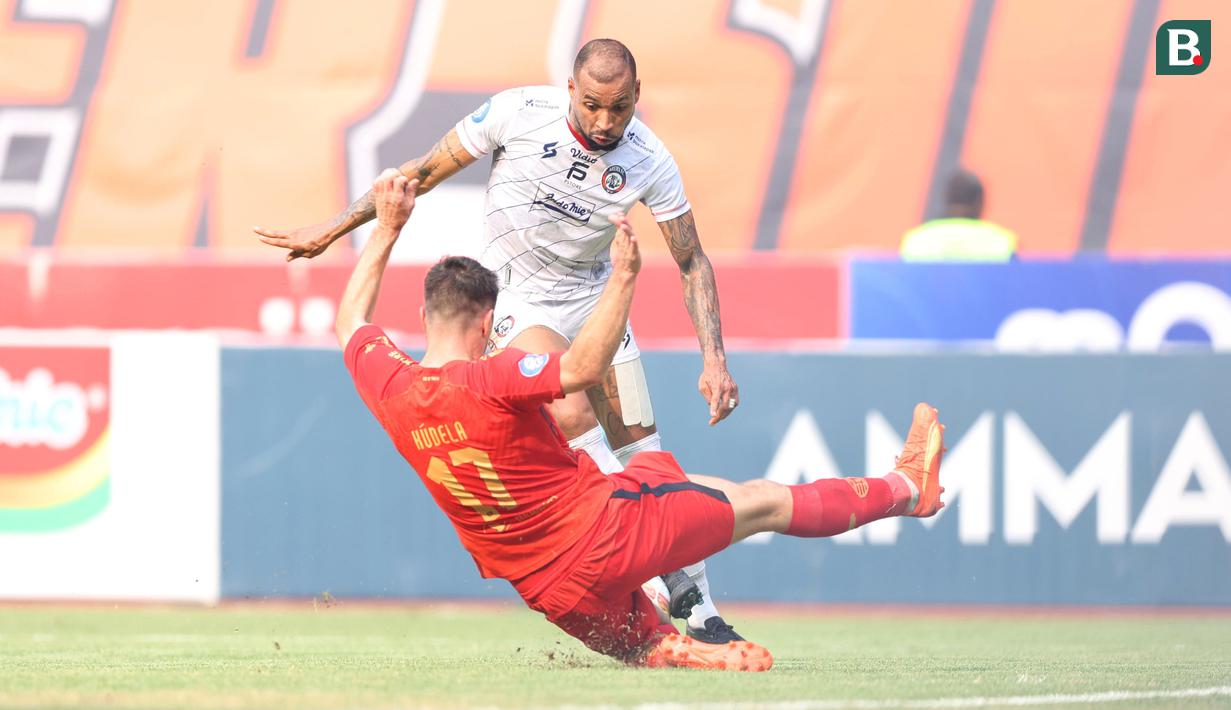 Pemain Arema FC, Gustavo Almeida, berusaha melewati pemain Persija Jakarta, Ondrej Kudela, pada lanjutan BRI Liga 1 2023/2024 di Stadion Patriot Chandrabhaga, Kota Bekasi, Minggu (20/08/2023). Kedua tim bermain imbang 2-2. (Bola.com/M Iqbal Ichsan)