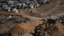Aktivitas pekerja Mesir yang menggunakan alat berat untuk mencari jenazah para sandera di Kota Hamad, Khan Younis, di Jalur Gaza selatan, Selasa 28 Oktober 2025. Kondisi reruntuhan yang masif akibat dua tahun serangan Israel, serta jaringan terowongan Hamas, membuat proses pencarian jenazah menjadi sangat sulit. (AP Photo/Abdel Kareem Hana)