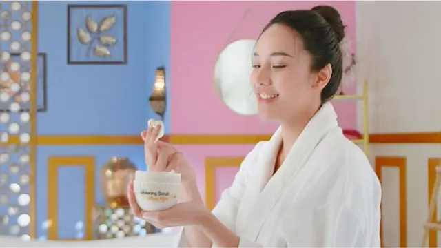 Potongan gambar video Anya Geraldine yang sedang mandi