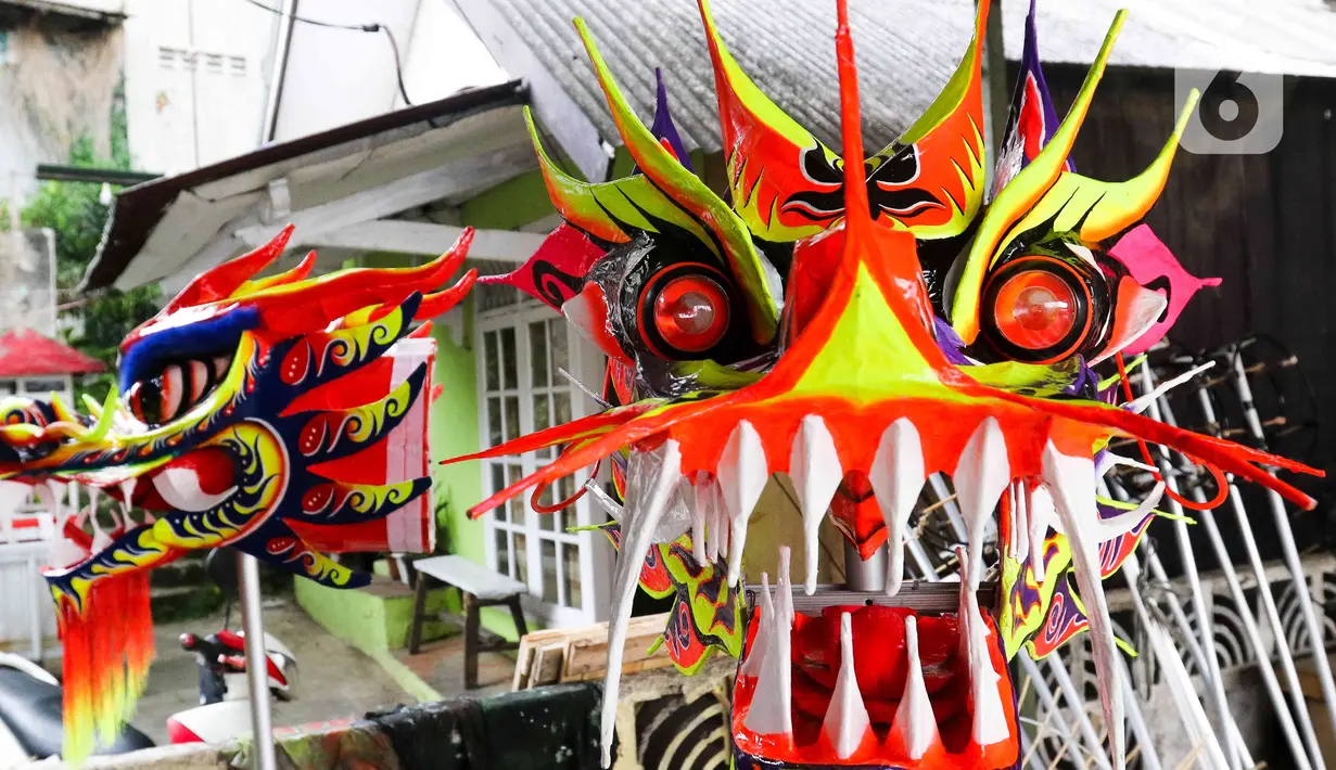 Pekerja menyelesaikan pembuatan barongsai dan liong di kawasan Babakan Pasar, Kota Bogor, Jawa Barat, Rabu (11/1/2023). Industri rumahan produksi Barongsai dan Liong tersebut penjualan meningkat 90 persen  yang dipasarkan ke sejumlah 20 wilayah Indonesia dan Australia, dengan harga sekitar Rp8 juta. (Liputan6.com/Herman Zakharia)