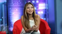 Aktris, penyanyi sekaligus pencipta lagu, Nadia Vega saat menjadi bintang tamu dalam acara Dear Haters di Liputan6.com di Gedung SCTV Tower, Jakarta, Rabu (15/3). (Liputan6.com/Fatkhur Rozaq)