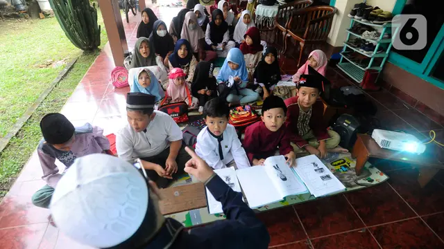 Isi Ramadhan, Anak-Anak Belajar Mengaji dan Bahasa Arab di Teras Rumah Warga