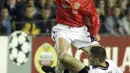 Striker MU, Ole Gunnar Solskjaer berusaha melewati pemain Valencia, Yugoslav Miroslav Djukic selama pertandingan Liga Champions di Spanyol 21 Maret 2000. Solskjaer pensiun tahun 2007, setelah mengalami cedera berkepanjangan. (AFP Photo/Christophe Simon)
