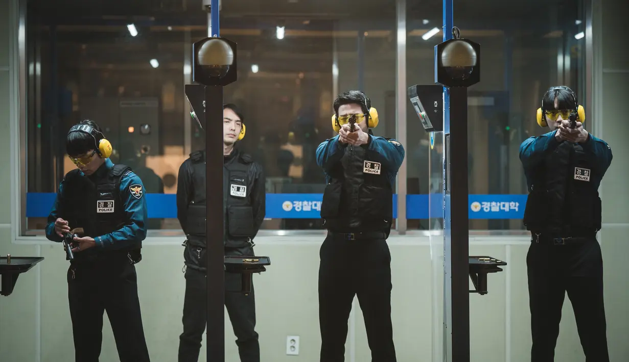 Kim Ji Yong saat berlatih menembak bersama rekan-rekannya. Posturnya yang tinggi membuatnya tampak gagah menjadi polisi. (Foto: Disney+ Hotstar)
