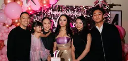 Peyanyi dan aktris muda ini baru saja merayakan sweet seventeen dengan pesta meriah yang dihadiri keluarga serta sahabat terdekat.  [@riafinola].