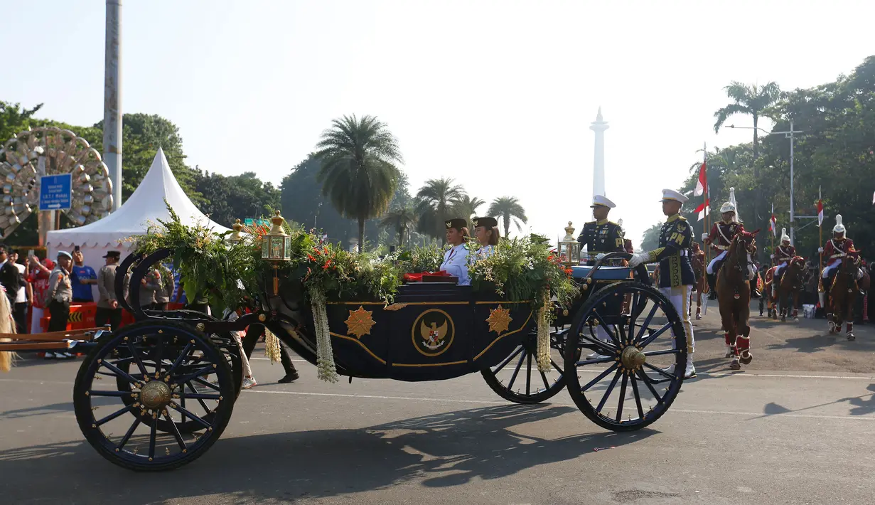 Kirab Bendera Pusaka dan Teks Proklamasi merupakan prosesi penghormatan dan pengawalan pusaka peninggalan Proklamasi 1945 atau duplikatnya dari Monas menuju Istana Merdeka. (KapanLagi.com/Budy Santoso)