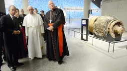 Paus Fransiskus didampingi mantan walikota NYC Michael Bloomberg (kiri) mengunjungi Museum 11 September di New York, Jumat (25/9). Paus Fransiskus sedang melakukan kunjungan selama enam hari ke Amerika Serikat. (REUTERS/Susan Watts/Daily News/POOL)