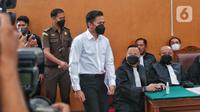 Richard Eliezer saat memasuki ruang sidang di Pengadilan Negri Jakarta Selatan, Selasa (18/10/2022). Bharada E menjalani sidang pembacaan dakwaan terkait kasus pembunuhan berencana Brigadir Nopriansyah Yosua Hutabarat. (Liputan6.com/Angga Yuniar)
