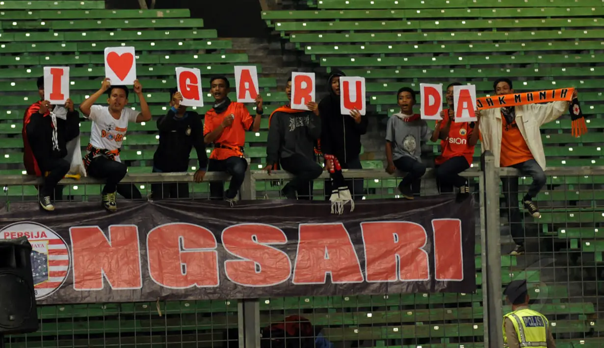 Beberapa suporter menyaksikan langsung laga persahabatan timnas Indonesia kontra Suriah pada laga persahabatan di Stadion GBK Jakarta, (15/11/2014). (Liputan6.com/Helmi Fithriansyah)