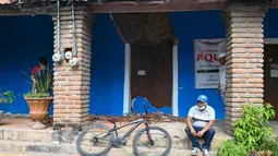 Gempa dilaporkan terasa hingga sekitar 400 kilometer (km) ke arah utara Mexico City. Tampak dalam foto, seorang pria duduk di depan rumah yang rusak setelah guncangan gempa bumi berkekuatan 6,5 magnitudo di komunitas San Marcos, negara bagian Guerrero, Meksiko pada Jumat 2 Januari 2026. (Francisco ROBLES/AFP)