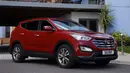 Hyundai Santa Fe 2013 menjadi salah satu pilihan menarik jika menginginkan medium SUV sekelas CR-V dengan opsi mesin diesel. Mobil ini ditenagai oleh mesin 2.200cc turbo diesel yang sangat bertenaga. Desainnya pun simple dan elegan. Santa Fe dibanderol seharga Rp220-Rp245 jutaan. (Source: autofun.co.id)