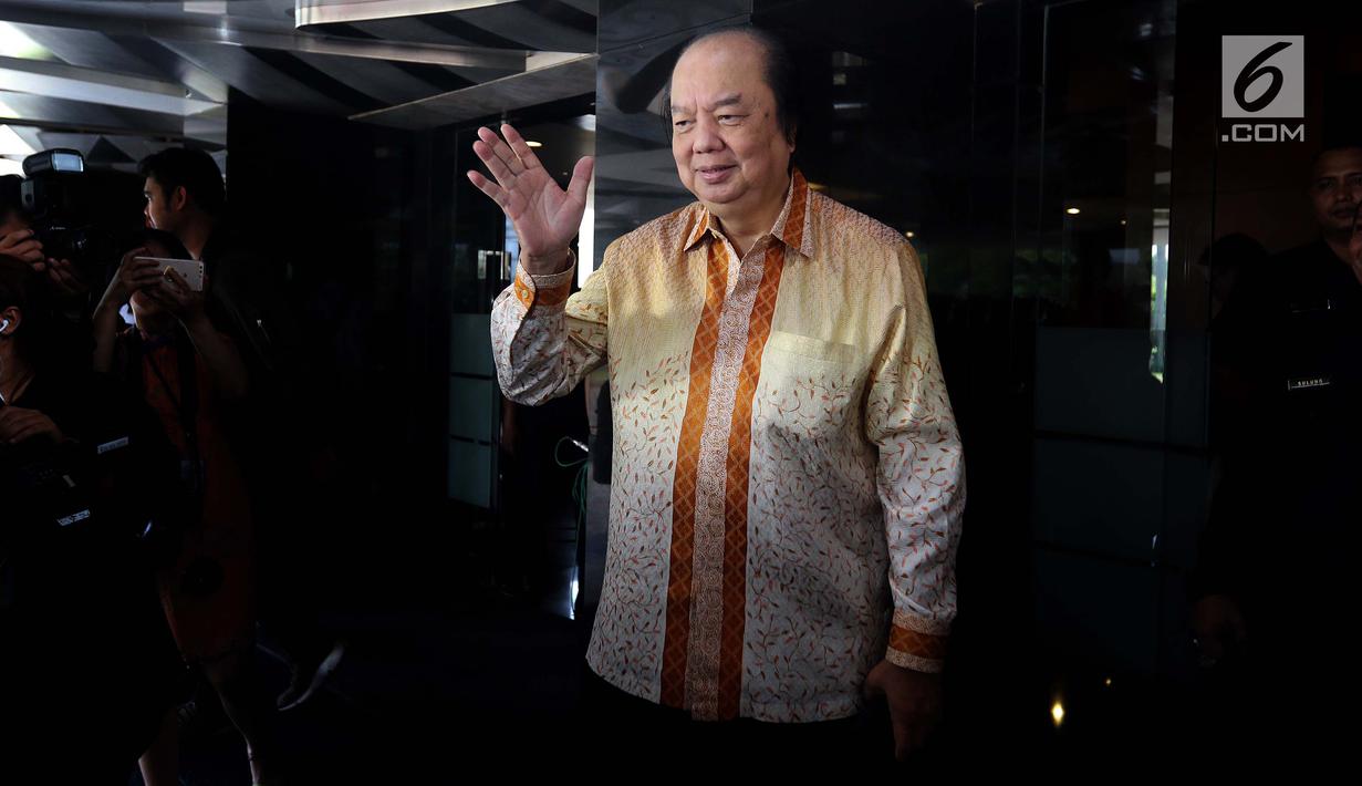 Pendiri Mayapada Group Dato Sri Tahir usai menukarkan dolar  AS dan dolar Singapura, Jakarta, Senin (15/10). Tahir menukarkan uang sebanyak USD 93 juta-55 juta dolar Singapura sekitar Rp 2 triliun. (Liputan6.com/Johan Tallo)