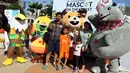 Warga berfoto dengan tiga maskot Asian Games 2018 saat hari bebas kendaraan bermotor di kawasan Bundaran HI, Jakarta, Minggu (1/4). Ketiga maskot tersebut menyapa masyarakat dalam rangka sosialisasi Asian Games 2018. (Liputan6.com/Arya Manggala)