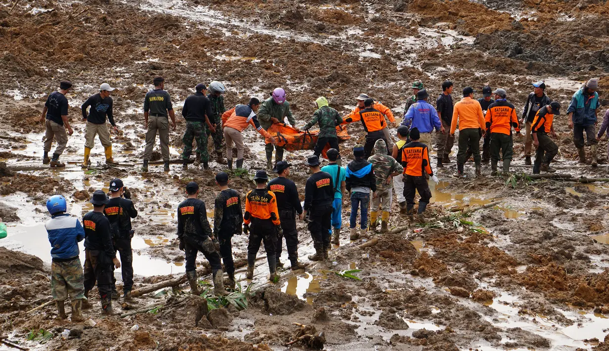 Proses pencarian dan evakuasi korban terhalang kondisi medan yang dipenuhi tanah liat di Banjarnegara, Jateng, Sabtu (13/12/2014). (Antara Foto/Idhad Zakaria)