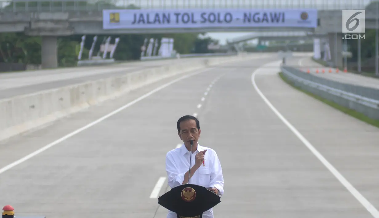 Presiden Joko Widodo (Jokowi) memberikan sambutan saat peresmian ruas  Tol Sragen-Ngawi di kilometer 538 jalan tol Solo-Ngawi, Jawa Tengah, Rabu (28/11). Tol Sragen-Ngawi ini memiliki panjang sekitar 51 km. (Liputan6.com/Angga Yuniar)