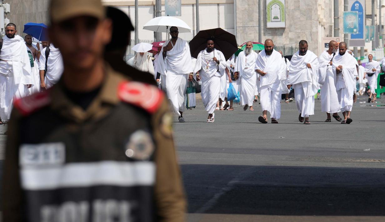 Jemaah yang mengikuti ibadah Tarwiyah bergerak menuju Mina dengan berjalan kaki, namun ada pula yang menggunakan bus. (AP Photo/Rafiq Maqbool)