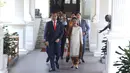 Presiden  Joko Widodo bersama ibu negara Iriana didampingi putra putrinya bersiap meninggalkan Istana Merdeka menuju gedung DPR, Jakarta, Minggu (20/10/2019). Jokowi bersama keluarga menuju DPR untuk dilantik menjadi presiden untuk kedua kalinya. (Liputan6.com/Angga Yuniar)