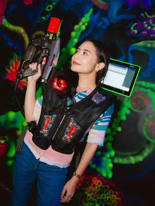 Diketahui dalam momen ngabuburit bareng fans ini bertempat di sebuah tempat bermain, sehingga banya momen seru bisa dilakukan bersama dengan main banyak game. Sebagai seleb yang mengawali karier sejak belia, Prilly menjadi salah satu seleb yang sangat dekat dengan para penggemarnya. (Liputan6.com/IG/@prillylatuconsina96)