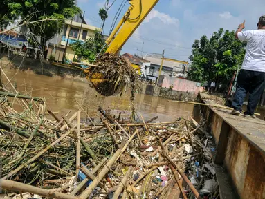 Sampah memenuhi aliran sungai di jembatan Kampung Melayu, Jatinegara, Jakarta Timur, Minggu (3/4/2016). Pembongkaran jembatan Rawajati Kalibata berimbas menumpukannya sampah di jembatan Kampung Melayu. (Liputan6.com/Yoppy Renato)