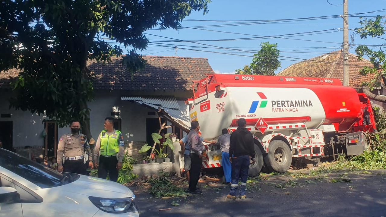 Truk BBM Pertamina menabrak rumah warga di Banyuwangi. (Istimewa)