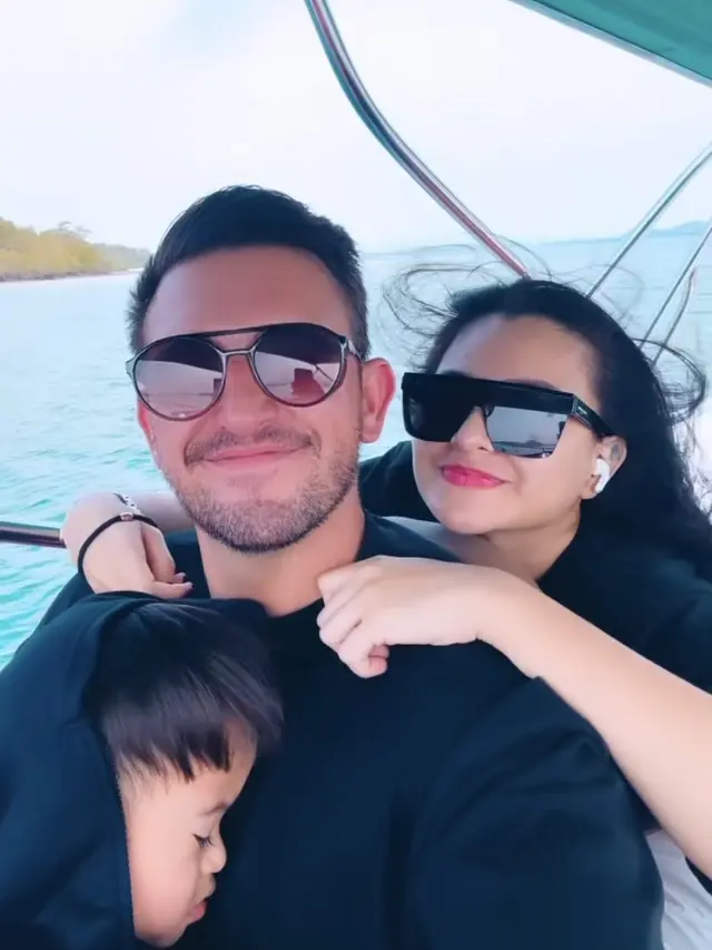 Tampil Mesra, Ini 7 Potret Liburan Nathalie Holscher dan Ladislao yang Tuai Sorotan