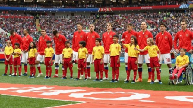 Bangga, seorang anak mewakili Indonesia sebagai player escort (pendamping sepak bola) dalam pertandingan pembuka Piala Dunia 2018.