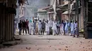 Sejumlah demonstran berteriak saat aksi di Srinagar, India, Selasa (13/9). Mereka protes karena pembunuhan yang terjadi di Kashmir belum lama ini. (REUTERS / Danish Ismail)