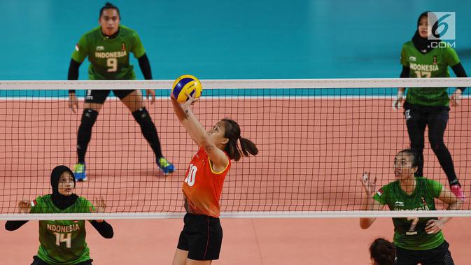 Pevoli putri Vietnam berusaha mengumpan bola saat bertanding melawan Indonesia pada pertandingan babak semifinal peringkat 5-8 voli putri Asian Games 2018 di Tennis Indoor Senayan, Jakarta, Jumat (31/8). Indonesia kalah 1-3. (Merdeka.com/Imam Buhori)