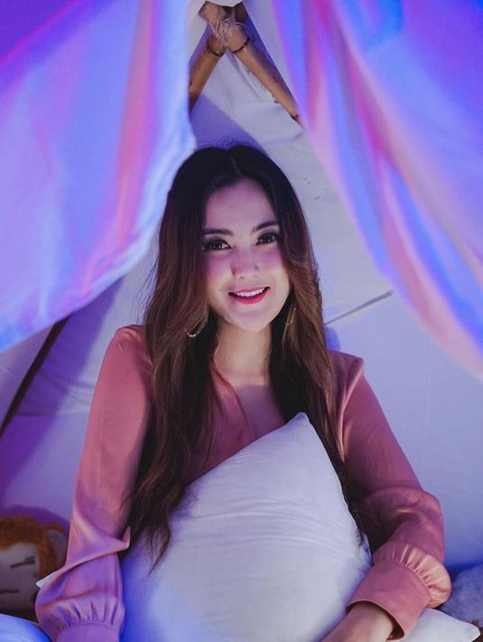 Meski begitu, dalam kesehariannya Nella Kharisma lebih sering mengurai rambut panjangnya. Gaya simpel Nella satu ini bahkan sering kali terlihat saat ia mengisi acara. (Liputan6.com/IG/@nellakharisma)