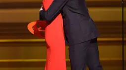 Desainer Victoria Beckham (kiri) memeluk anaknya Brooklyn Beckham di atas panggung selama Glamour Women of the Year Awards 2015 di New York, Amerika Serikat, Selasa (10/11/2015). Victoria Beckham memenangkan salah satu nominasi. (AFP/Larry Busacca)