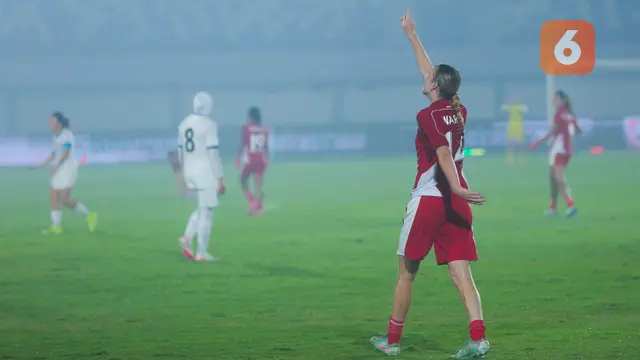 Foto: Isa Warps Tampil Spartan, Sang Pahlawan Kemenangan Timnas Indonesia Putri vs Kirgistan