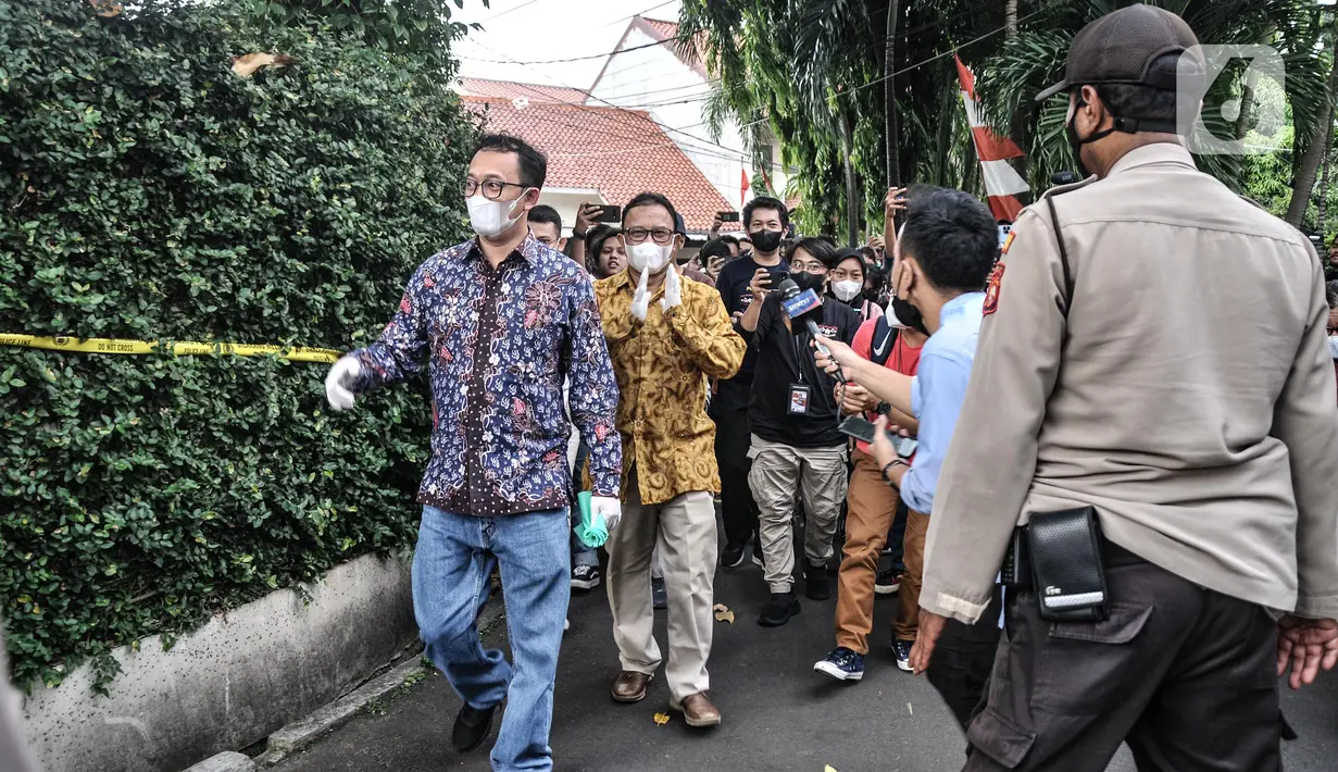 Komisioner Komnas HAM Choirul Anam dan Beka Ulung Hapsara saat tiba untuk meninjau TKP kasus penembakan Brigadir Yosua Nofriansyah Hutabarat atau Brigadir J di rumah dinas eks Kadiv Propam Polri Irjen Ferdy Sambo, Duren Tiga, Jakarta Selatan, Senin (15/8/2022). Kedatangan dua komisioner Komnas HAM tersebut untuk mencocokkan data-data yang sudah dikumpulkan dengan kondisi di TKP. (merdeka.com/Iqbal S Nugroho)