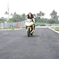 Cerita Angela Gilsha berlatih mengendarai Motor gede.