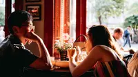 Body Language on First Date (Photo by Matt W Newman on Unsplash)