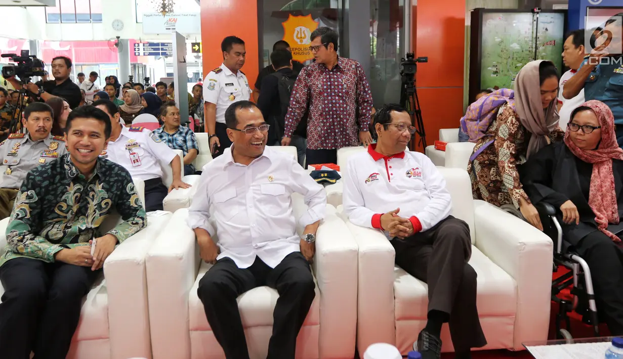 Ketua Gerakan Suluh Kebangsaan Mafud MD bersama Sekjen Gerakan Suluh Kebangsaan Alissa Wahid, Menhub Budi Karya Sumadi, dan Wagub Jatim Emil Dardak saat dialog Jelajah Kebangsaan di Stasiun Gubeng, Surabaya, Jatim, Kamis (21/2). (Liputan6.com/JohanTallo)