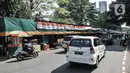 Kendaraan melintasi kios UMKM jenis makanan di kawasan Sudirman, Jakarta, Selasa (1/9/2020). Pemprov DKI berencana memfasilitasi pelaku Usaha Mikro, Kecil, dan Menengah (UMKM) agar dapat berjualan di trotoar jalan utama dengan menggunakan kios tanpa melanggar aturan. (merdeka.com/Iqbal S Nugroho)