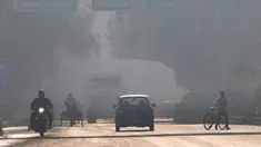 Seorang pengendara sepeda motor mengemudi di sisi jalan yang salah di tengah kabut pagi dan kabut asap beracun di New Delhi, India, 17 November 2021. India menutup sementara lima pembangkit listrik bertenaga batu bara di New Delhi akibat polusi udara sejak pekan lalu. (AP Photo/Manish Swarup)