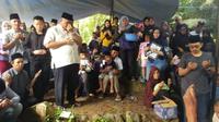 Suasana pemakaman Meyuza Zainal Abidin, istri pelawak Ade Jigo (Dok. Keluarga Ade Jigo / Nefri Inge)