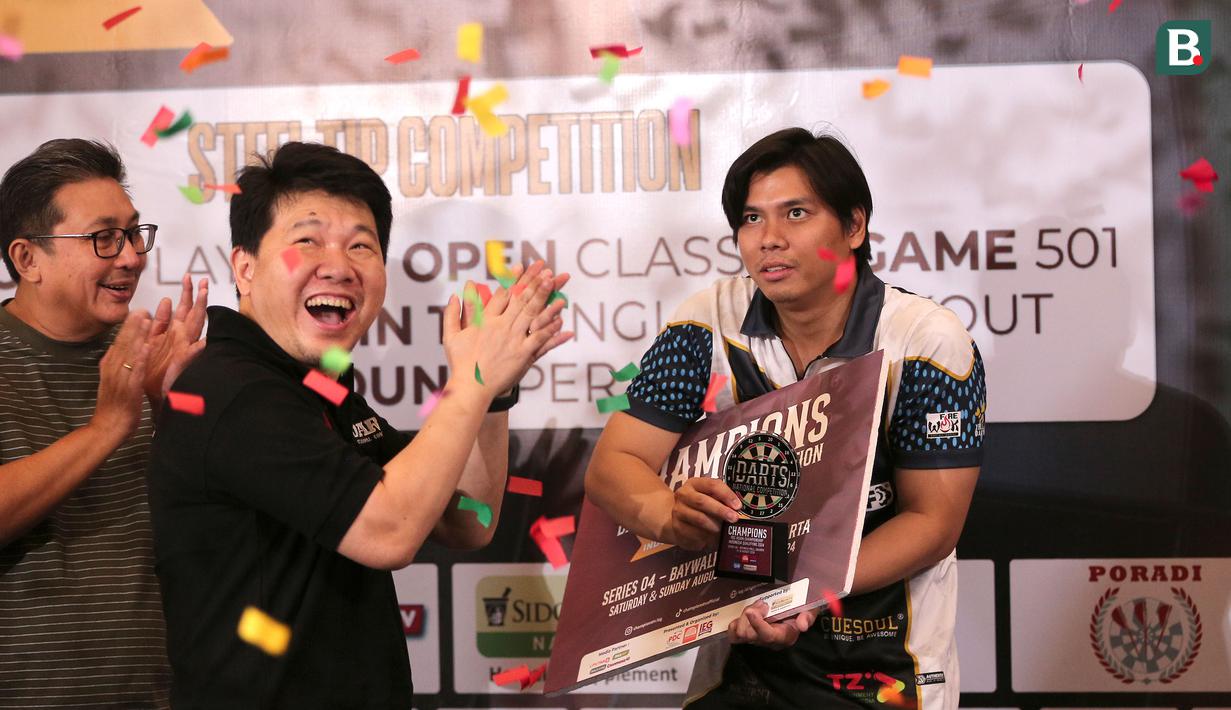 Putra Fajar Utama memenangkan ajang Darts National Competition 2024 series 4 di Baywalk Mall, Jakarta Utara, Minggu (18/08/2024). (Bola.com/Agri Aulian Perdana)