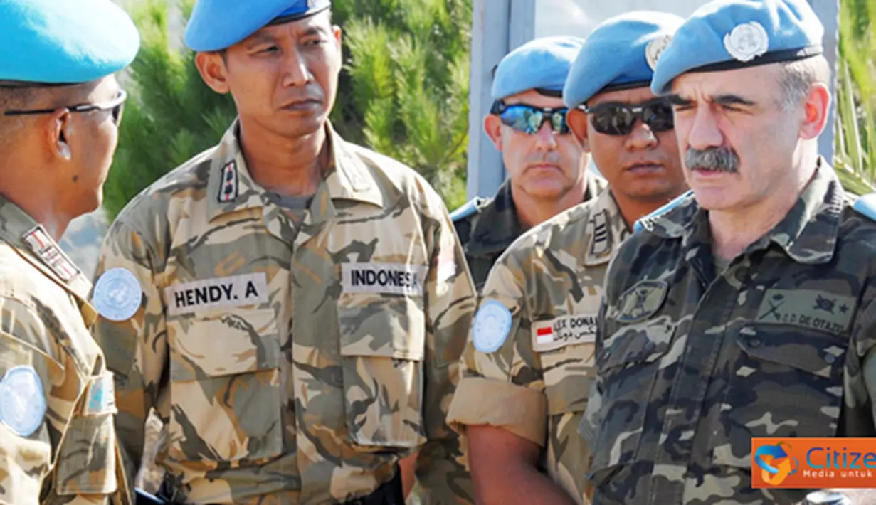 Citizen6, Lebanon: Sebelum berkunjung ke Area Operasi Indobatt, Kepala Seksi Operasi Indobatt Mayor Inf Hendriawan Senjaya  memaparkan situasi terkini Indobatt kepada Jenderal Fernando dan pejabat lainnya. (Pengirim: Badarudin Bakri)